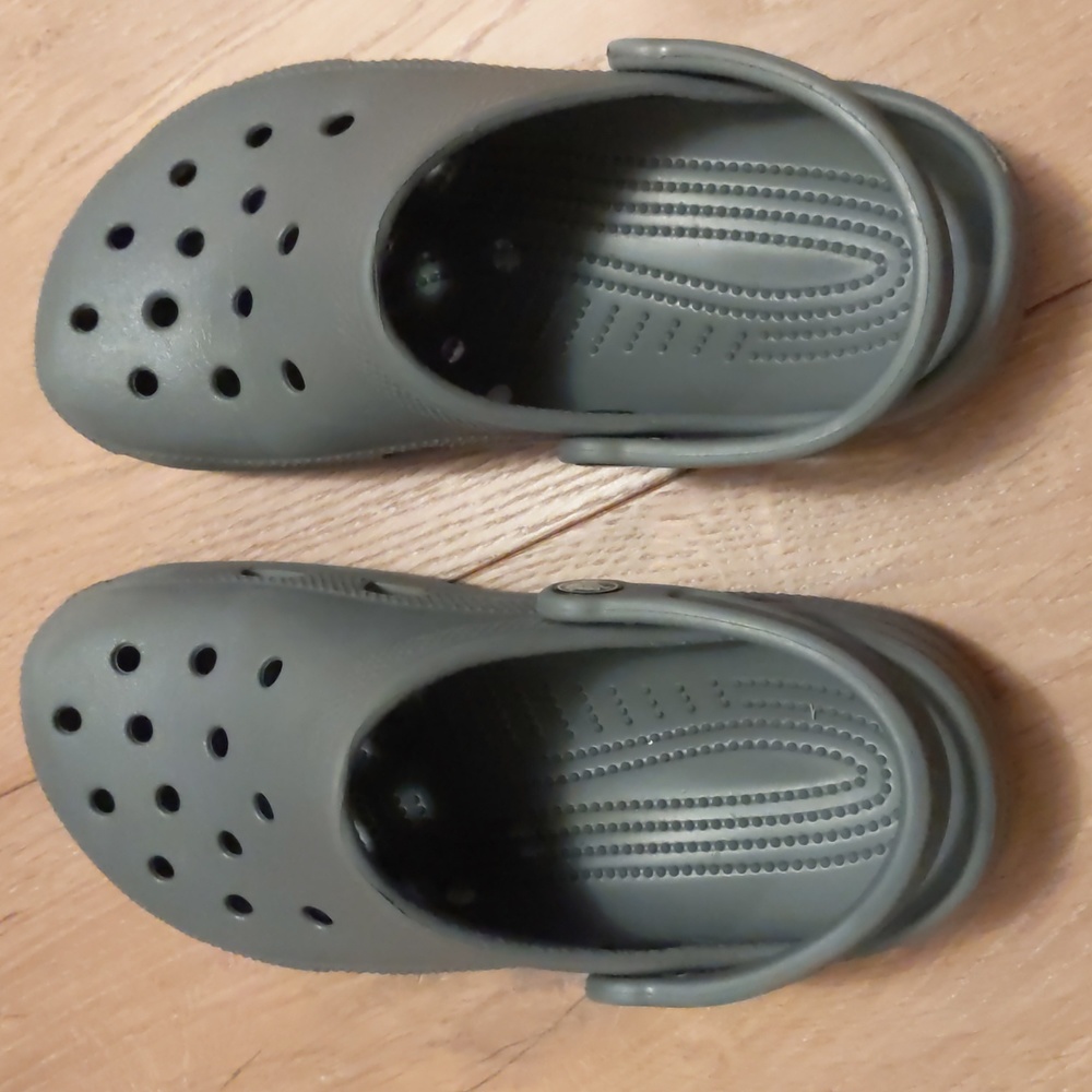 Women's 6 Gray Crocs, clean, no tears or scuffs. Get it before Goodwill does!